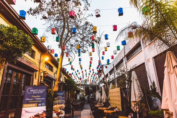 Nicosia del Norte, República Turca del Norte de Chipre - 27 de febrero de 2019: Café luminoso con una hermosa decoración en Nicosia del Norte . — Foto de Stock