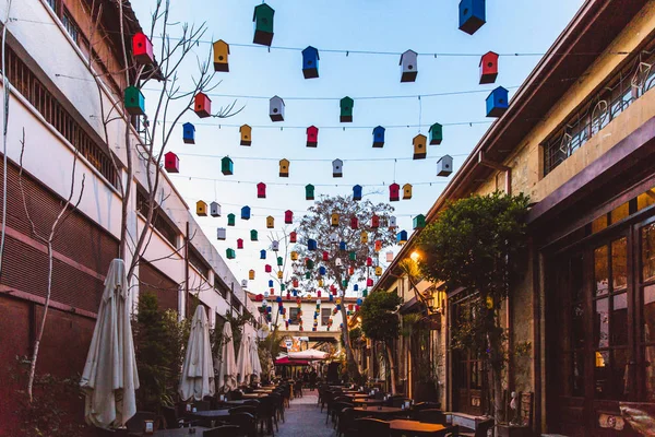 Nicosia del Norte, República Turca del Norte de Chipre - 27 de febrero de 2019: Café luminoso con una hermosa decoración en Nicosia del Norte . — Foto de Stock