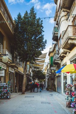 Lefkoşa, Kıbrıs - 20 Şubat 2017: İnsanlar Ledra caddesinden geçiyor - Lefkoşa'nın ana alışveriş caddesi, Kıbrıs
