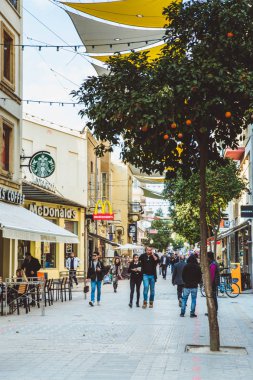 Lefkoşa, Kıbrıs - 20 Şubat 2017: İnsanlar Ledra caddesinden geçiyor - Lefkoşa'nın ana alışveriş caddesi, Kıbrıs