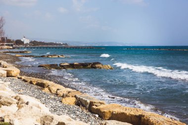 Güneşli bir bahar gününde Limasol sahilinde boş taş plaj