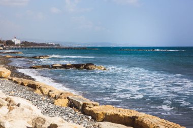 Güneşli bir bahar gününde Limasol sahilinde boş taş plaj