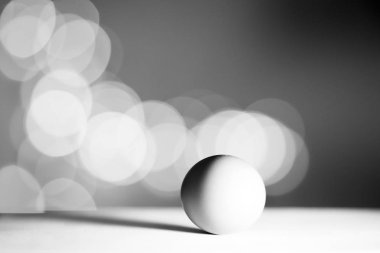 Tek yumurta bokhe beyaz arka plan izole. Siyah ve beyaz kavramı.