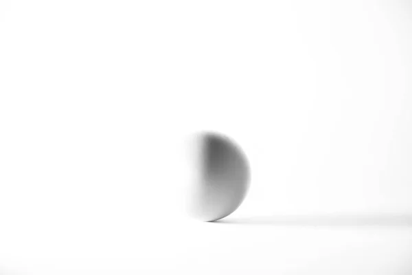 Huevo aislado de fondo blanco. Concepto blanco y negro . — Foto de Stock