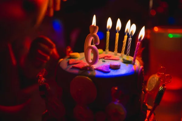 装飾ボックスキャンディと暗い背景に燃焼ろうそくや 6 歳のキャンドルで誕生日ケーキ — ストック写真
