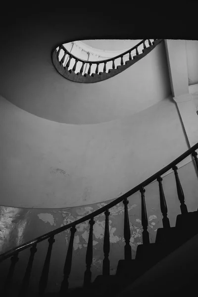 Foto in bianco e nero della vecchia scala a chiocciola, scala a chiocciola all'interno della vecchia casa a Budapest, Ungheria — Foto Stock