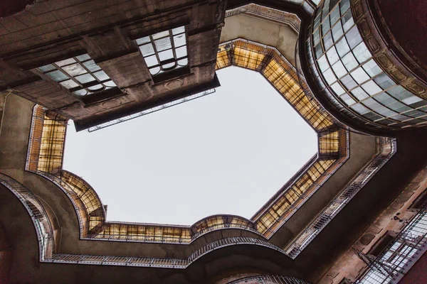 ブダペスト市の古い歴史的建造物の下の眺め, ハンガリー. — ストック写真