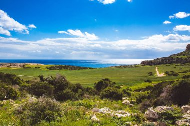 Denizin yanında güzel bir vadi. Kıbrıs Deniz Manzarası Ayia Napa