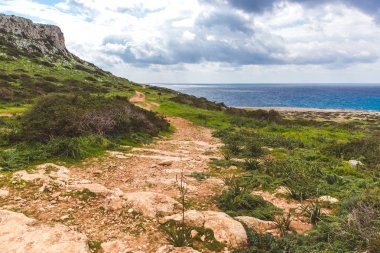 Denizin kenarında güzel bir vadi. Sahil boyunca yol yolu. Kıbrıs 'ta Seascape Ayia Napa