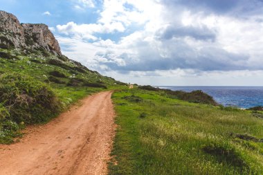 Denizin kenarında güzel bir vadi. Sahil boyunca yol yolu. Kıbrıs 'ta Seascape Ayia Napa