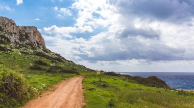 Denizin kenarında güzel bir vadi. Sahil boyunca yol yolu. Kıbrıs 'ta Seascape Ayia Napa