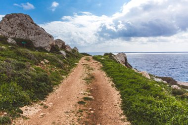Denizin kenarında güzel bir vadi. Sahil boyunca yol yolu. Kıbrıs 'ta Seascape Ayia Napa