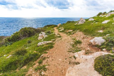 Denizin kenarında güzel bir vadi. Sahil boyunca yol yolu. Kıbrıs 'ta Seascape Ayia Napa