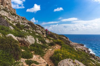 Baba ve iki kızı deniz boyunca yol boyunca yürürler. Deniz kenarında güzel bir vadi. Kıbrıs Rum Kesimi 'nde Deniz Burnu Ayia Napa