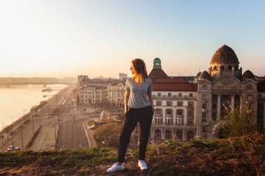 Budapeşte, Macaristan Tuna kıyısında ünlü cephe ve Hotel Gellert girişi karşısında duran güzel kadın
