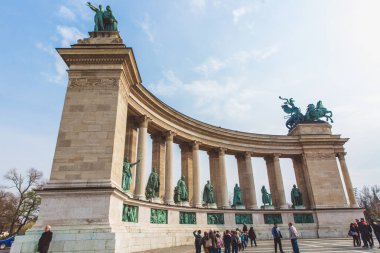 Budapeşte, Macaristan-04 Nisan 2019: birçok turist Heroes Meydanı 'nda yürüyüş. Budapeşte, Macaristan Budapeşte meydanlarında en çok ziyaret edilen konumlar biridir.