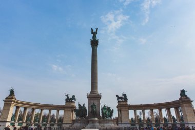 Budapeşte, Macaristan-04 Nisan 2019: birçok turist Heroes Meydanı 'nda yürüyüş. Budapeşte, Macaristan Budapeşte meydanlarında en çok ziyaret edilen konumlar biridir.