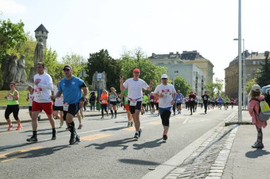 Budapeşte, Macaristan-9 2017 Nisan: tanımlanamayan maraton koşucuları 32. Telekom Vivicitta Spring Half Budapest Uluslararası maratonuna katılır.