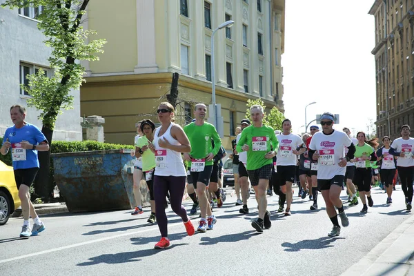 BUDAPEST, HUNGARY - APRIL 9 2017: Unidentified marathon runners participate on 32nd Telekom Vivicitta Spring Half Budapest International Marathon. — Stock Photo, Image