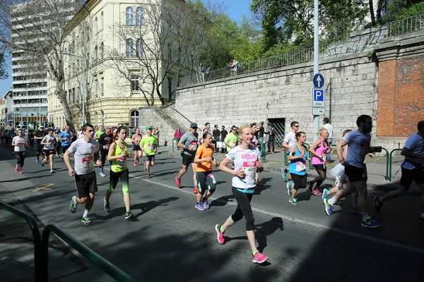 BUDAPEST, HUNGARY - APRIL 9 2017: Unidentified marathon runners participate on 32nd Telekom Vivicitta Spring Half Budapest International Marathon. — Stock Photo, Image