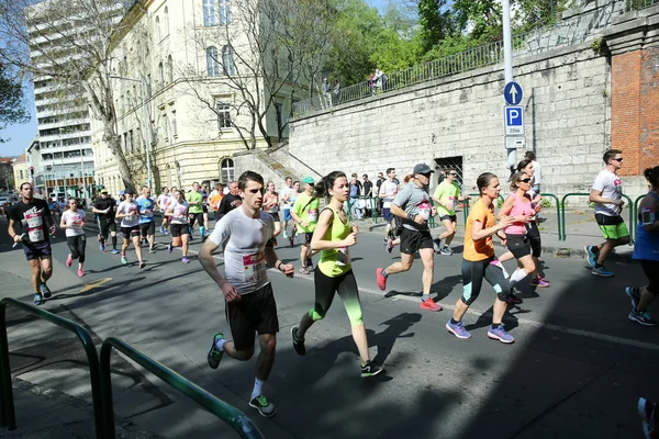 BUDAPEST, HUNGARY - APRIL 9 2017: Unidentified marathon runners participate on 32nd Telekom Vivicitta Spring Half Budapest International Marathon. — Stock Photo, Image