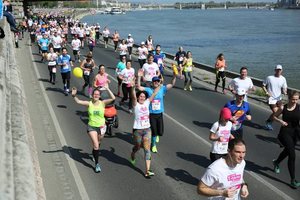 BUDAPEST, HUNGARY - APRIL 9 2017: Unidentified marathon runners participate on 32nd Telekom Vivicitta Spring Half Budapest International Marathon. — Stock Photo, Image