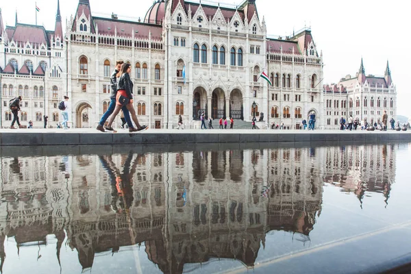 BUDAPEST, HUNGARY - APRIL 03, 2019: Tourists walking near the Parliament Hungary ,Budapest — Stock Photo, Image