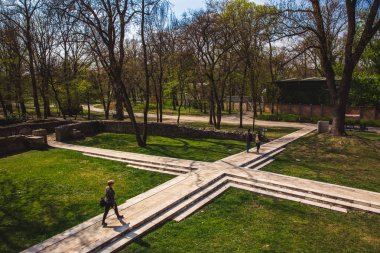 Budapeşte, Macaristan - 04 Nisan 2019: Budapeşte, Macaristan'daki Margaret adasındaki central parkta antik bir Dominik manastırının kalıntıları