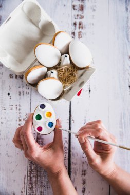 Ahşap arka plan üzerinde el dekorasyon zencefilli renkli kurabiye. En İyi Görüntü