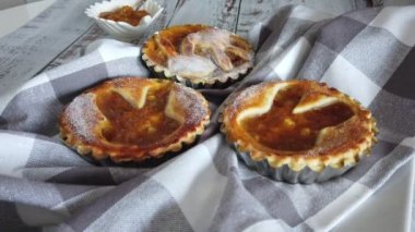 Paskalya için pudra şekeri ile tartlet fray yakın