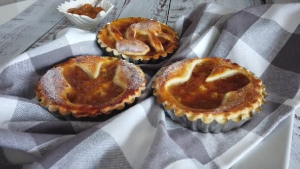 Uzavřete tartlet s práškovým cukrem na Velikonoce — Stock video