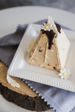 Geleneksel Paskalya kremalı tabak.