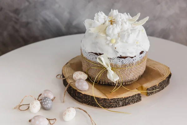 Bolos de Páscoa decorados com merengue branco - Kulich tradicional, Pão de Páscoa Paska — Fotografia de Stock