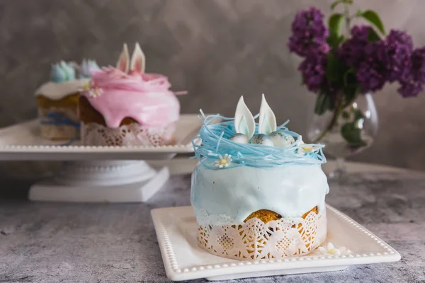 Bolos de Páscoa decorados com ninho e ovos - Kulich tradicional, Pão de Páscoa Paska — Fotografia de Stock