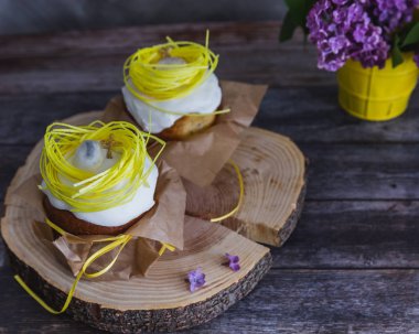 Sarı yuva ve yumurta, arka planda leylak ile dekore Paskalya Kek - Geleneksel Kulich, Paska Paskalya Ekmeği