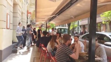 Budapeşte, Macaristan - 10 Nisan 2019: Bahar da Budapeşte'nin ana caddesi boyunca yürüyün. Turistler, tatil.