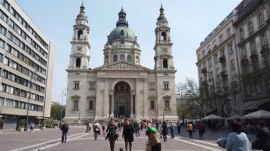 Budapeşte, Macaristan - 10 Nisan 2019: Budapeşte'nin ana caddesi boyunca szent Istvan ter yakınSzent Istvan Kiraly Bazilika bahar günü yürümek