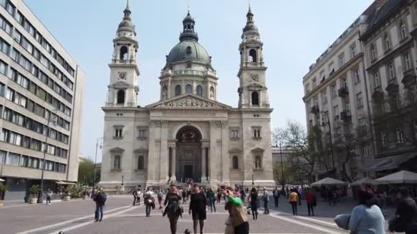 BUDAPEST, HUNGRÍA - 10 DE ABRIL DE 2019: Camine por la calle principal de Budapest hasta Szent Istvan ter cerca de Szent Istvan Kiraly Bazilika en el día de primavera — Vídeo de stock