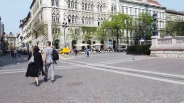 Budapeşte, Macaristan - 10 Nisan 2019: Budapeşte'nin ana caddesi boyunca szent Istvan ter yakınSzent Istvan Kiraly Bazilika bahar günü yürümek