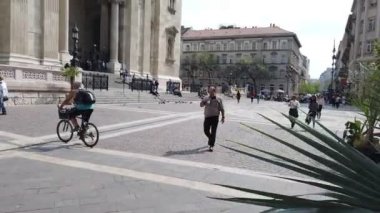 Budapeşte, Macaristan - 10 Nisan 2019: Budapeşte'nin ana caddesi boyunca szent Istvan ter yakınSzent Istvan Kiraly Bazilika bahar günü yürümek