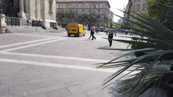 Budapest, Ungern-april 10, 2019: gå längs huvudgatan i Budapest till Szent Istvan ter nära Szent Istvan Kiraly bazilika på vår i dag — Stockvideo