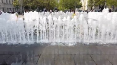 Budapeşte, Macaristan - 10 Nisan 2019: Bahar da Budapeşte'deki Özgürlük Meydanı'nda dans çeşmeleri