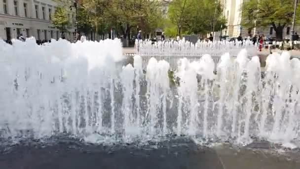 Budapest, Ungern-april 10, 2019: Dancing fontäner i Liberty Square i Budapest på vår i dag — Stockvideo