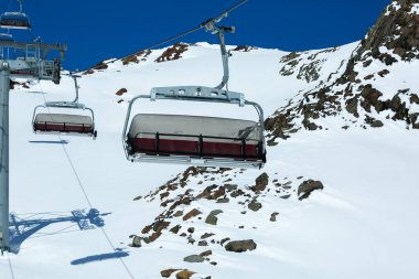 Kış dağları, kayak pistleri ve kayak kaldırma yerleri. Alpler. Avusturya. Pitztaler Gletscher. Wildspitzbahn