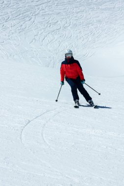 Yokuş aşağı yokuşta kadın kayakçı. Kış sporları eğlence aktivitesi
