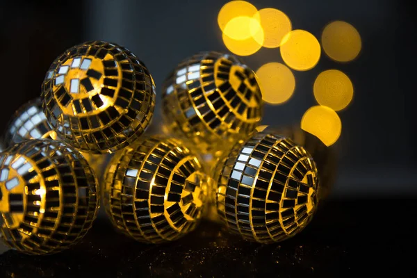 Blízká křišťálová koule zdobená na Štědrý večer na lesklém pozadí a světlech. — Stock fotografie