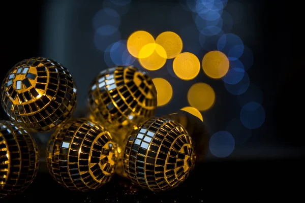 Nahaufnahme Kristallkugel dekoriert an Heiligabend auf einem glänzenden Hintergrund und Lichtern. — Stockfoto