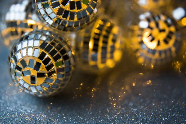 Nahaufnahme Kristallkugel dekoriert an Heiligabend auf glänzendem Hintergrund. — Stockfoto