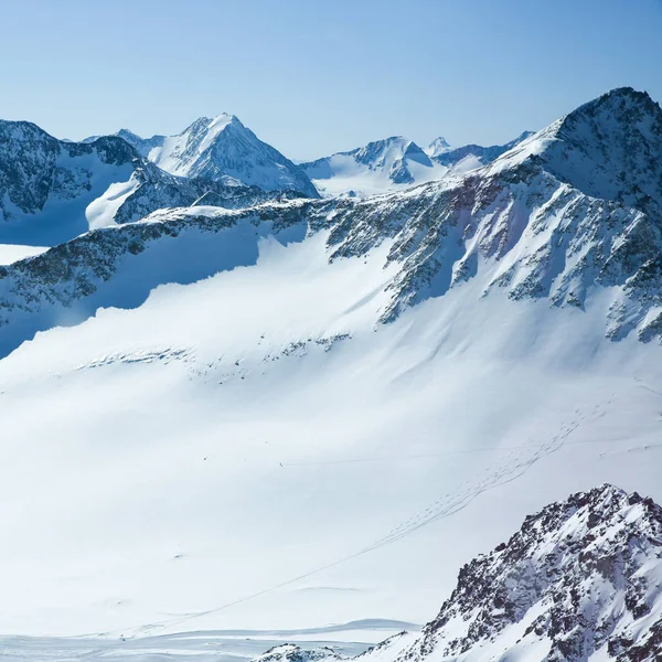 Winterlandschap - Panorama van het skigebied met skipistes. Alpen. Oostenrijk. Pitztaler Gletscher. Wildspitzbahn — Stockfoto