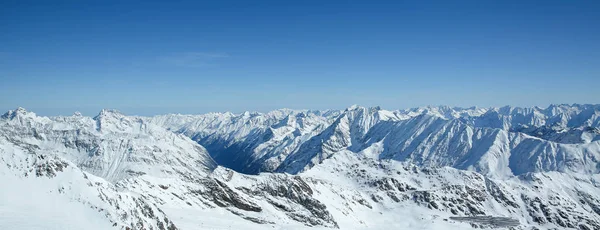 Winterlandschap - Panorama van het skigebied met skipistes. Alpen. Oostenrijk. Pitztaler Gletscher. Wildspitzbahn — Stockfoto